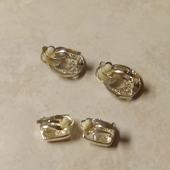 🔹SALE 3/$10 Beautiful pairs of clipon earrings silver tone blue stone inlay. t1 - Picture 4 of 4